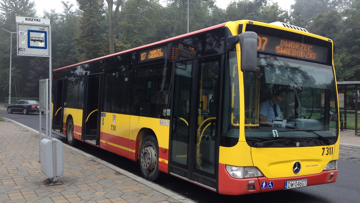 Wrocławskie MPK ogłosiło przetarg na dzierżawę 60 nowych autobusów. Wiadomo, że pojazdy mają być niskopodłogowe i klimatyzowane. Niewykluczone, że w przyszłości zamówienie zostanie rozszerzone o kolejne 100 wozów.