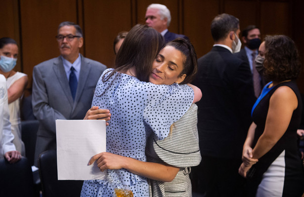 Amerykańskie gimnastyczki Aly Raisman (C-P) i McKayla Maroney (C-L)