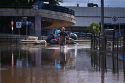 Brazylia: Na zalanych powodzią ulicach pojawiły się piranie i kajmany
