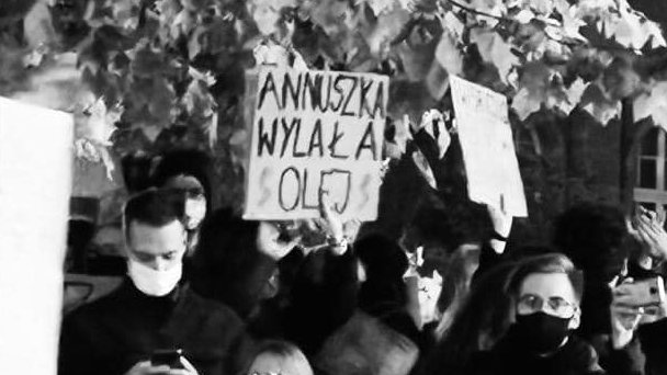 Transparent niesiony przez uczestniczkę strajku kobiet