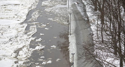 Na Zalewie Wiślanym oderwała się kra z wędkarzami. Do akcji wysłano śmigłowiec