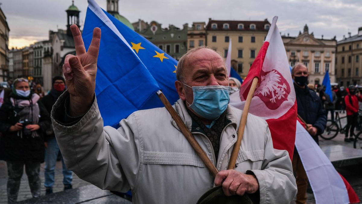 Mężczyzna podczas manifestacji prounijnej