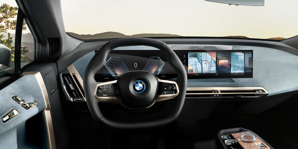 Elektryczny SUV BMW iX będzie pierwszym modelem oferowanym z wyposażeniem dodatkowym "na żądanie", za które będzie można płacić abonament tylko przez określony czas. 