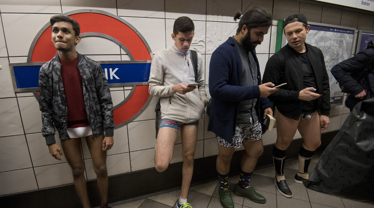 Alsónadrágos emberek szállták meg a londoni metrót /Fotó: AFP