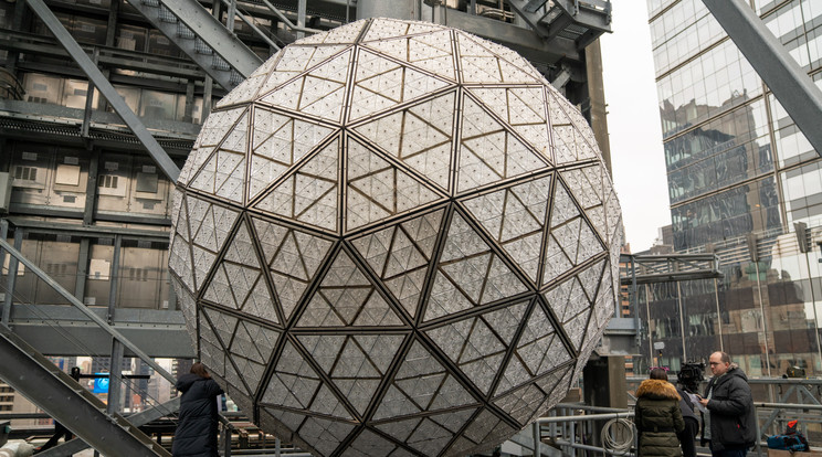 Munkások szerelik össze az Újév kezdetét jelző kristálygömböt a Time Square-n / Fotó: Getty Images