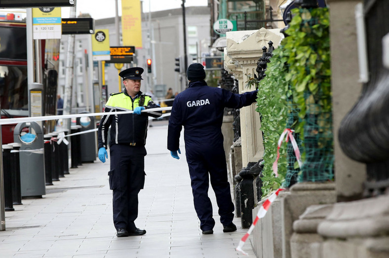 Funkcjonariusze irlandzkiej policji na miejscu ataku nożownika na Parnell Street w Dublinie, 24 listopada 2023 r.