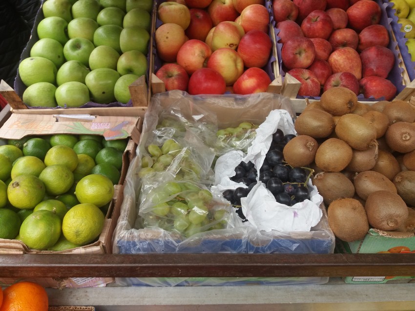 Na tezgama i poneki grozd