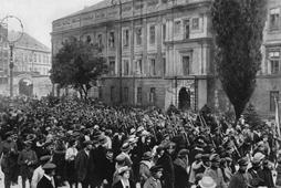 Russo Polish War 1920& Marching with fixed bayonets on their way to the front : the Polish women's l