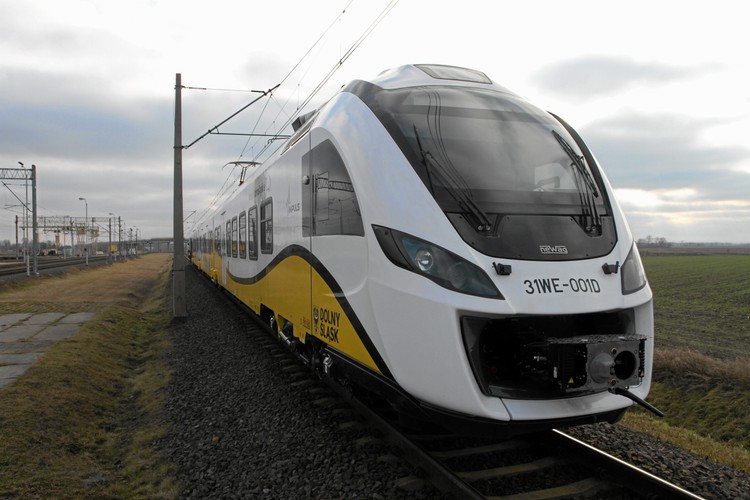 31WE należy do rodziny normalnotorowych elektrycznych zespołów trakcyjnych Newag Impuls. W skład tej grupy pociągów wchodzi także model 35WE. Pojazdy różnią się od siebie ilością członów. 31WE jest krótszy o dwa człony od sześcioczłonowego 35WE. Na zdjęciu: pociąg Newag 31WE