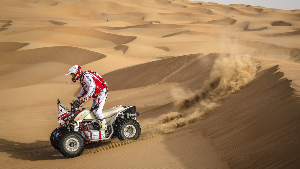 Trzeci dzień rywalizacji w Abu Dhabi Desert Challenge przyniósł oczekiwane przełamanie. Rafał Sonik wygrał etap i złapał właściwe tempo jazdy. Doskonały wynik nie pozwolił jednak kapitanowi Poland National Team zmienić pozycji w klasyfikacji generalnej. Po karze, którą otrzymał dzień wcześniej za przekroczenie prędkości, zajmuje trzecie miejsce.
