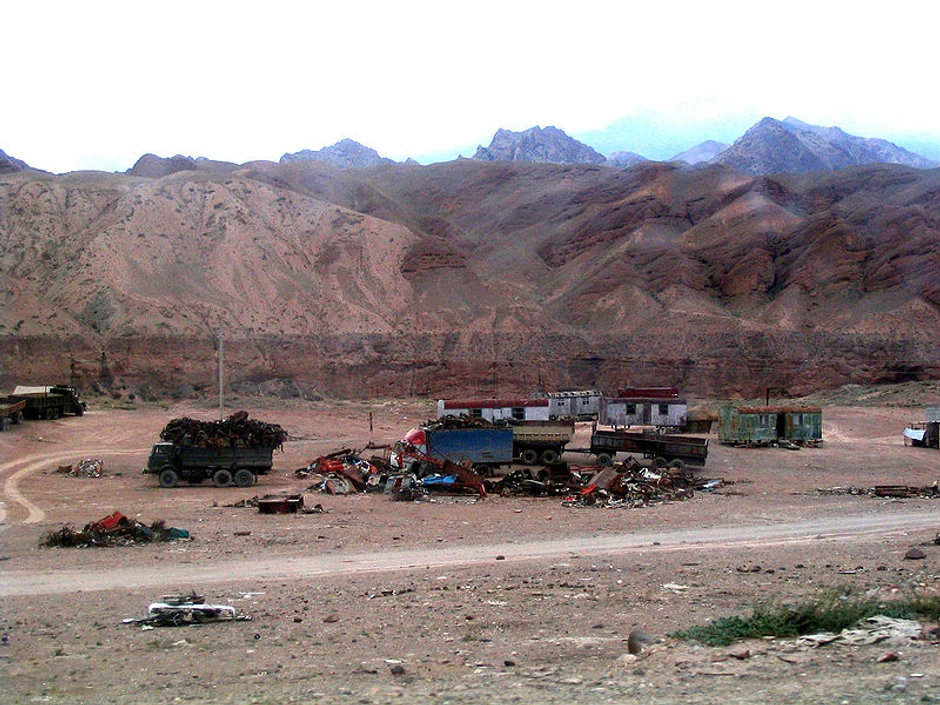 Kamioni na granici Kirgistana čekaju da uđu u Kinu