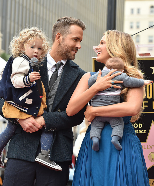 Blake Lively i Ryan Reynolds z córkami