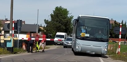 Przerażające nagranie z przejazdu kolejowego. Teraz policja szuka kierowcy szkolnego autobusu [WIDEO]