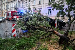 Zniszczone domy, zalane ulice. Strażacy walczą z żywiołem już całą dobę