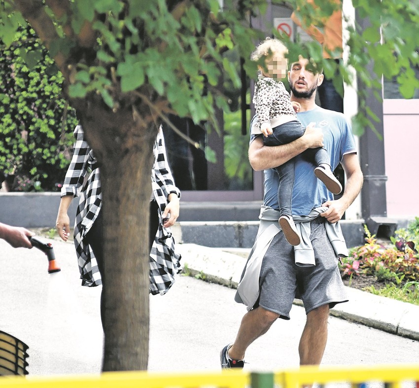 Troicki sa ženom i ćerkom