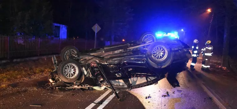 Młody kierowca BMW dachował, bo próbował ominąć sarnę. Miał dużo szczęścia [ZDJĘCIA]