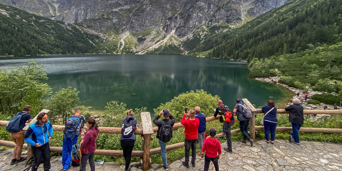 Skandal nad Morskim Okiem. Turyści rozbili obok jeziora namiot. 