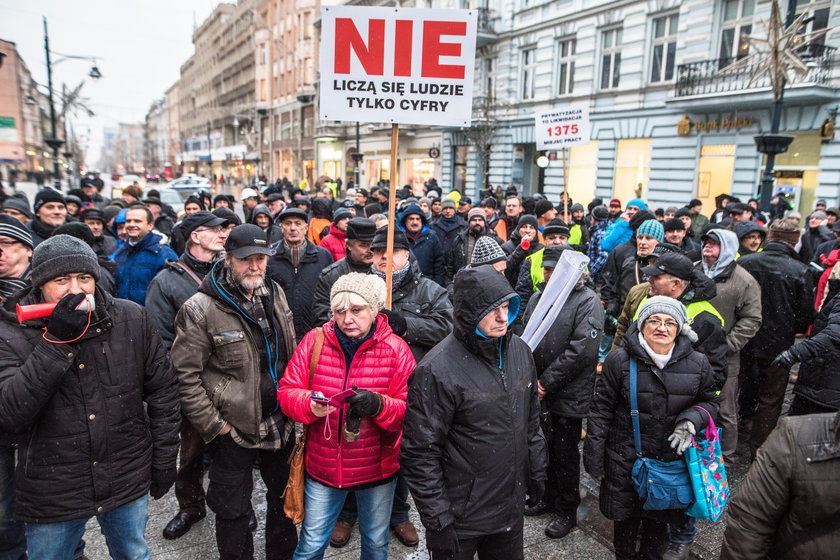 Pracownicy Veolii Energii Łódź protestowali na ul. Piotrkowskiej przed zmianami w firmie