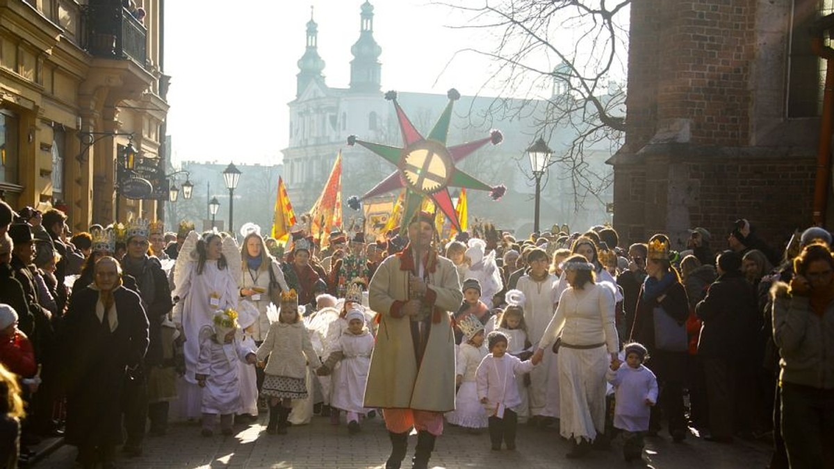 Już dzisiaj ulicami Krakowa po raz kolejny przejdzie Orszak Trzech Króli. Jego uczestnicy wyruszą z trzech miejsc: z Wawelu, pl. Sikorskiego i pl. Matejki. Początek godz. 11:00. Patronat nad wydarzeniem objął Prezydent Miasta Krakowa Jacek Majchrowski. Na zakończenie Orszaku (ok. godz. 12:00) na Rynku Głównym zaprezentowany zostanie hymn Światowych Dni Młodzieży, które w 2016 r. odbędą się w Krakowie.