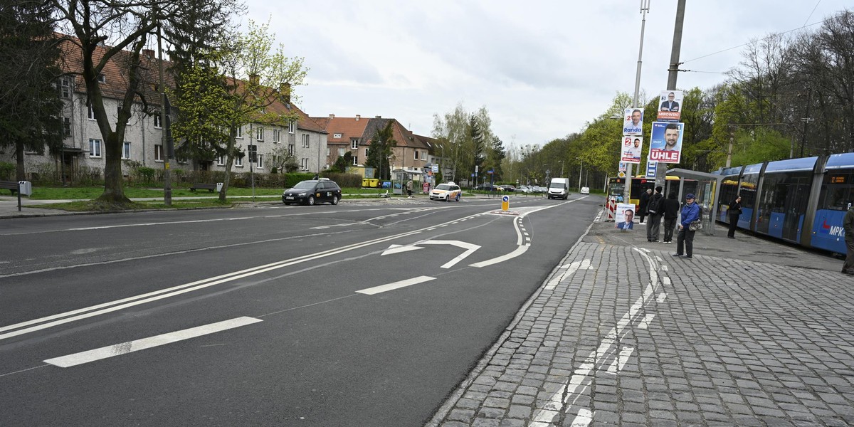 Zawracanie na ulicy Mickiewicza budzi kontrowersję. Kierowcy jadą na wprost przez przystanek autobusowy.