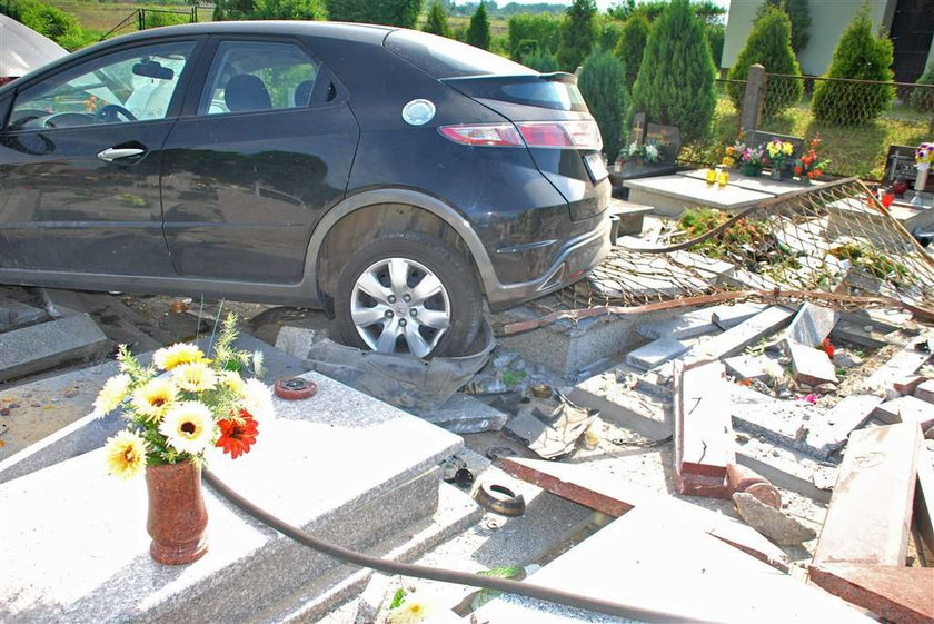 17-latek wjechał na cmentarz, zniszczył 14 nagrobków