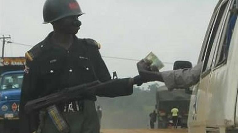 Don&#39;t tempt us with bribe” – Nigerian security agencies beg civilians |  Pulse Ghana