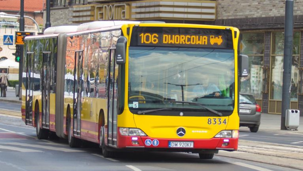 Grafiki promujące szkodliwy wpływ szczepionek przeciw HPV nie będą już wyświetlane we wrocławskich autobusach. MPK zdecydowało o usunięciu reklam kilka godzin po tym, jak wrocławscy politycy Partii Razem zapowiedzieli zwołanie konferencji w tej sprawie.