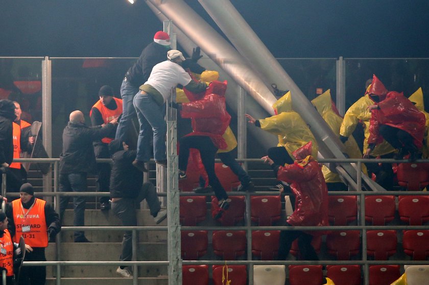 Kibole przerwali mecz Legii z Jagiellonią