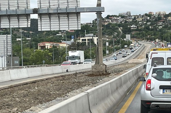 Ovo je novi znak na grčkim putevima i nije slučajno CRVENE BOJE: Upozorava na VELIKU OPASNOST, evo šta da radite ako ga ugledate