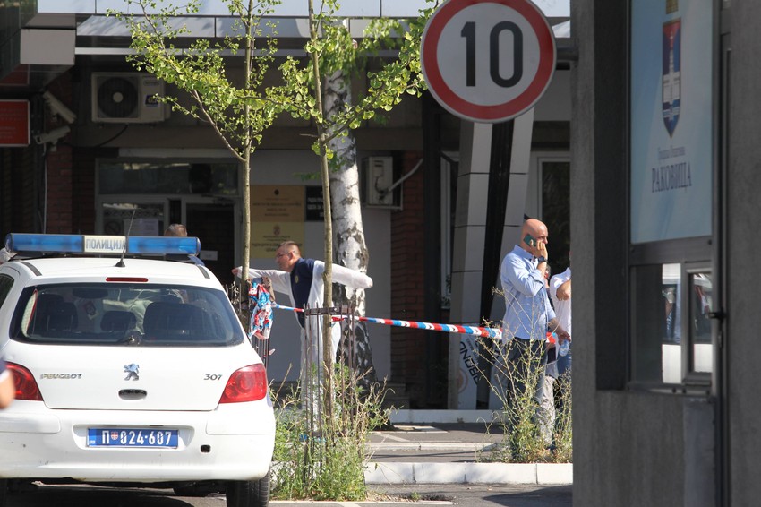 Policija vrši uviđaj nakon stravičnog zločina u Rakovici