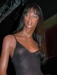 Naomi Campbell mintha nemtetszését fejezné ki. Nem csoda. 