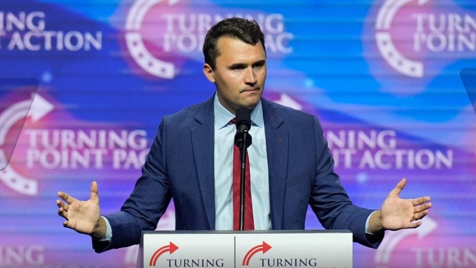 Americký pravicový mládežnícky aktivista Charlie Kirk.