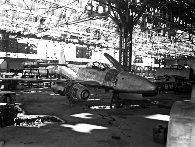 Jeden z niedokończonych egzemplarzy Kikki sfotografowany 6 listopada 1945 roku w hali montażowej zakładów Nakajima w Koizumi. Samolot trafił po wojnie do Stanów Zjednoczonych.