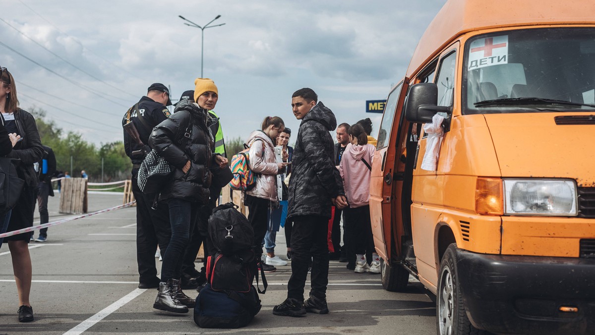 Ludzie z Mariupola, w tym z zakładu metalurgicznego Azovstal, przybywają do Zaporoże na Ukrainie