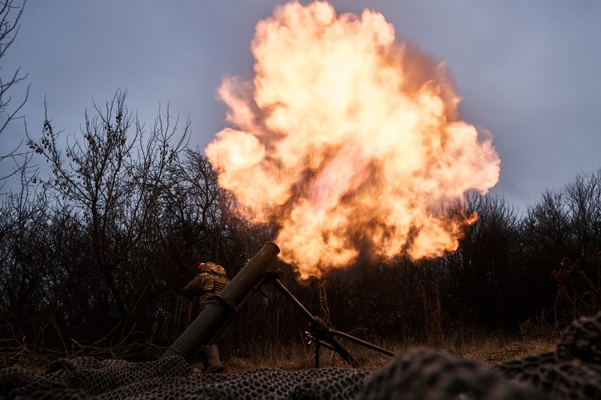 Ukrajinska vojska gađa ruske položaje kod Bahmuta krajem decembra