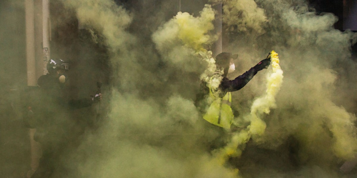 Protest żółtych kamizelek w Paryżu, 15 grudnia 2018 roku. Według ekonomisty Andrzeja Koźmińskiego, jeśli bardzo słaba pozycja prezydenta Macrona we Francji utrzyma się, to w kolejnych wyborach prezydenckich w 2022 r. zwyciężyć może jego rywalka Marine le Pen, a wtedy bardzo prawdopodobny jest frexit, czyli wyjście Francji z UE