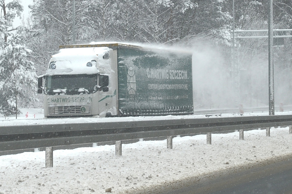 Zima nie odpuszcza. Bardzo ślisko na drogach