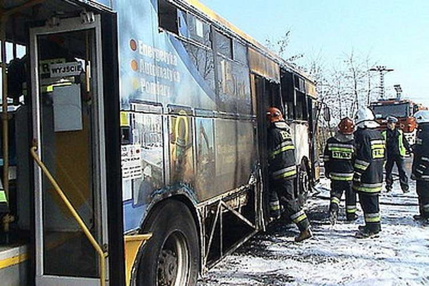 Groza! Autobus komunikacji zapalił się na prostej drodze!