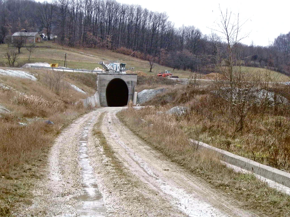 U prugu Valjevo-Loznica do sada je uloženo 50 miliona evra, ali je završeno tek pola posla jer je svaki put kad je počinjala njena gradnja usledio rat