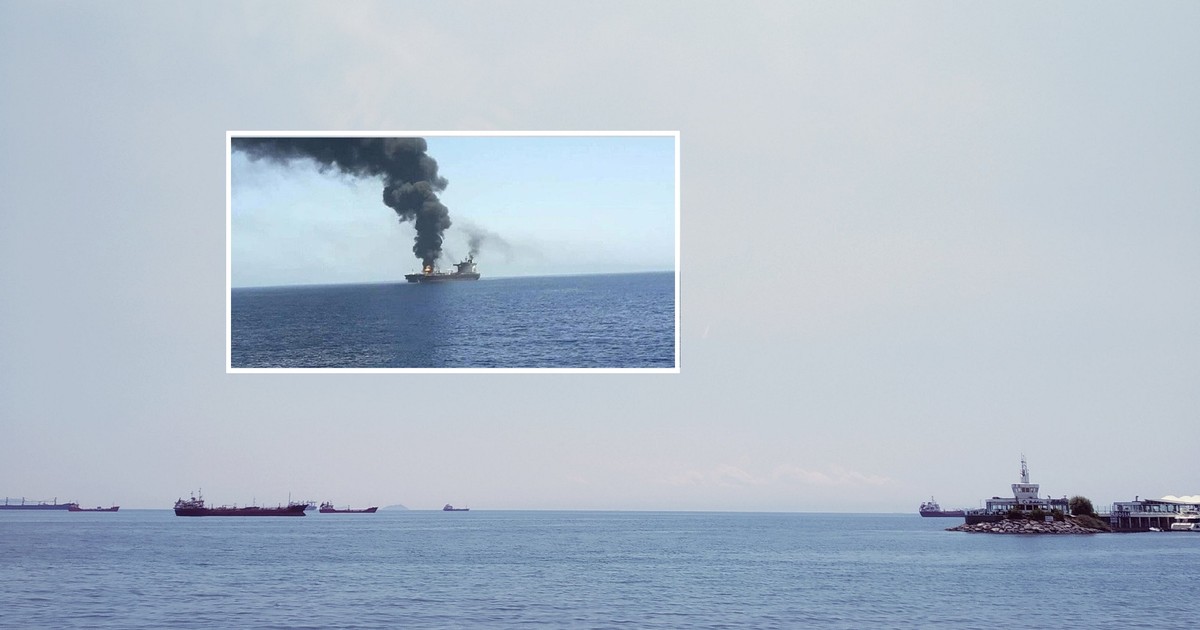 イエメン沖で爆発。船が海を漂っている