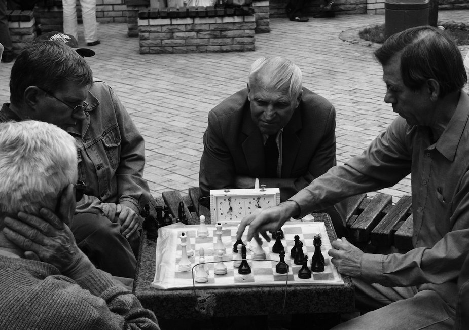 Gra w parku w Kijowie z wykorzystaniem zegara szachowego