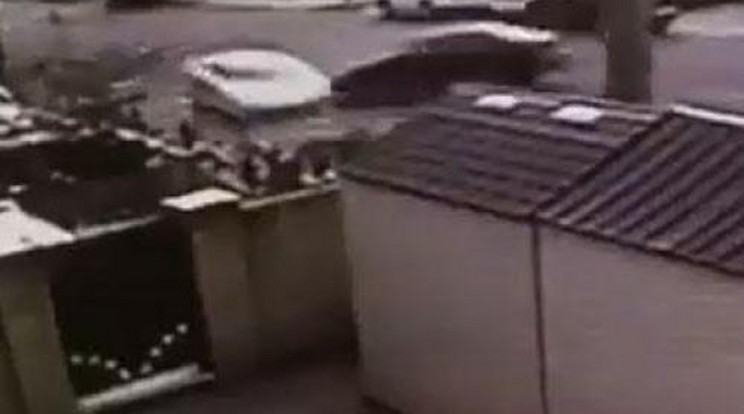 Kettészakadt a szuperkocsi, a sofőr túlélte - Videó