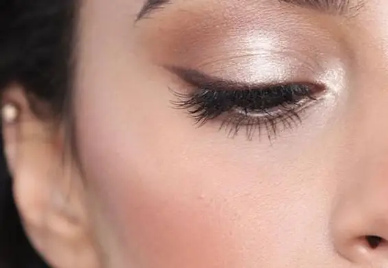 Halo eye make up. Efekt aureoli, który optycznie powiększa oczy