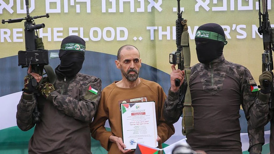 Hamasovi borci su paradirali sa Šarabijem na bini pre nego što su ga predali | Foto: AFP via Getty Images