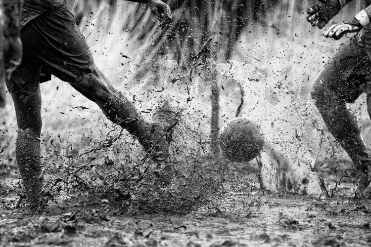 Kraków. Reprezentacja Polski w piłce błotnej przygotowująca się do Mistrzostw Świata w Szkocji podczas treningu. Zdjęcia Marcina Kądziołka z 