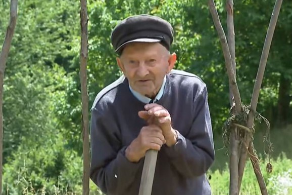 "SEDENJE ME ZAMARA" Deka Miloš u stotoj godini kopa i radi na njivi: Ovo je njegova tajna za dugovečnost (VIDEO)