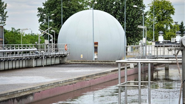 Wodociągi Warszawskie każdego dnia dostarczają mieszkańcom stolicy i niektórych ościennych gmin średnio prawie 350 mln litrów wysokiej jakości kranówki, a także odbierają i oczyszczają ponad 500 mln litrów ścieków.