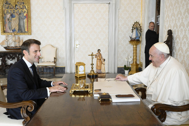 Emmanuel Macron i papież Franciszek podczas prywatnej audiencji w Watykanie