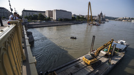 Dunai hajóbaleset –TEK: a folyó felett légtérkorlátozás van érvényben, az emelőhevederek behúzása zajlik – fotók