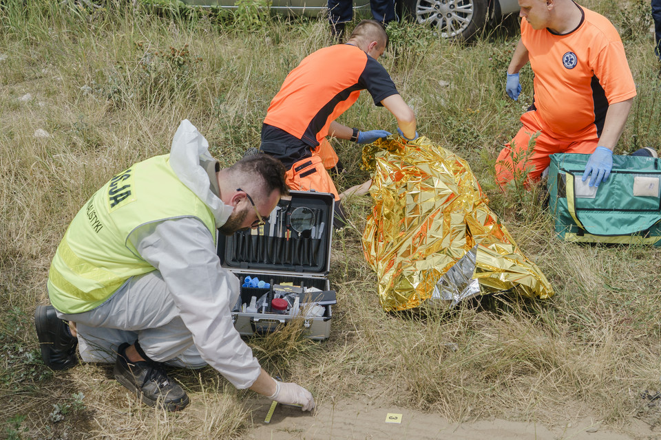 "Ślad": trwają poszukiwania seryjnego porywacza i zabójcy dzieci! Zobacz zdjęcia z serialu